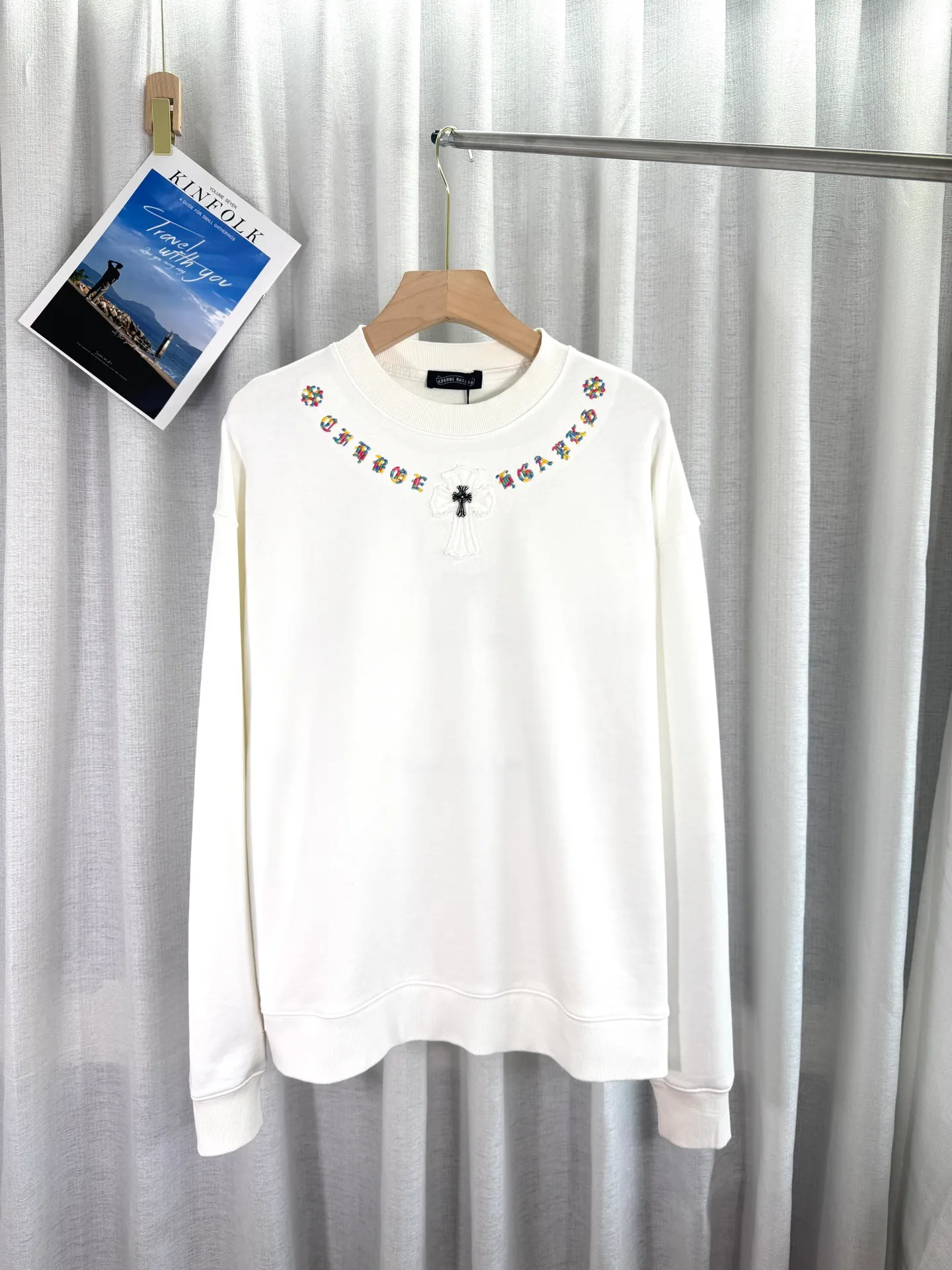 P260 top version, real shot without P, ​​different from market currency) 𝗖𝗵𝗿𝗼𝗺𝗲 𝗛𝗲𝗮𝗿𝘁𝘀/Cro Heart 2025 patch embroidery autumn and winter new original single counter American laser burnt 3D three-dimensional color embroidery couple casual sweatshirt 👑The highest version! Customized fabric 440g tripe terry fabric! American acid-washed and distressed original fabric laser burnt ✟appliqué embroidery and exquisite embroidery of letters! The best-selling model in the counter, very comfortable to wear. Accessories: original molded and authenticated collar label➕100% silk wash label. Genuine purchase-grade original hangtag��matching hanging rope➕3D hanging beads➕original packaging bag. Craftsmanship: The original version has consistent wiring! The highest version of the armhole matching technique! Color: White Black Size: S M L XL Style Number: 25-301